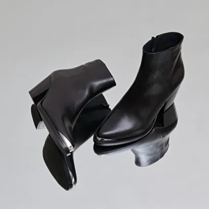 Ankle boots with metallic details in black leather