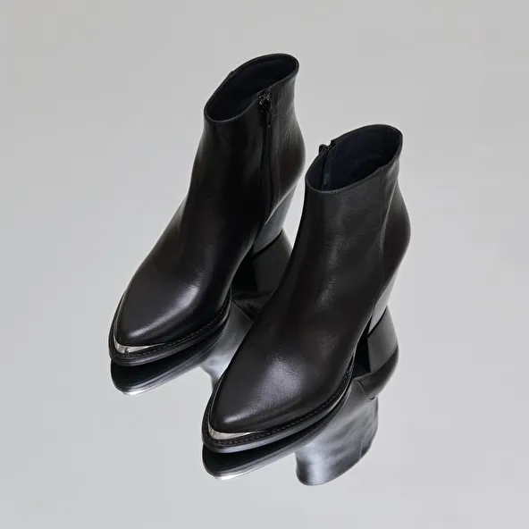 Ankle boots with metallic details in black leather