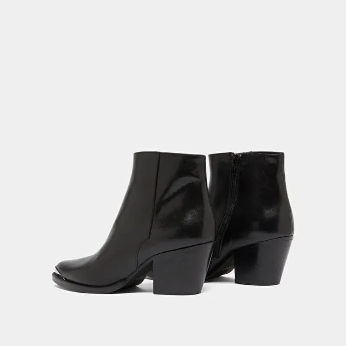 Ankle boots with metallic details in black leather