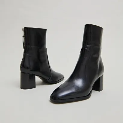 Ankle boots with rear zips in black leather