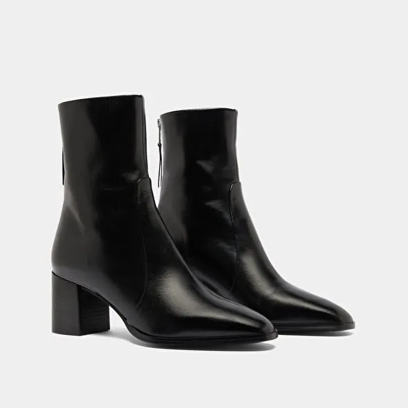 Ankle boots with rear zips in black leather