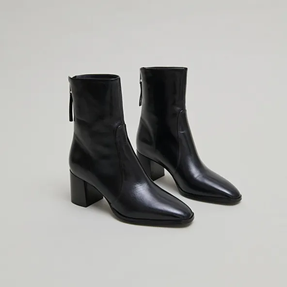 Ankle boots with rear zips in black leather