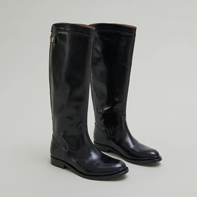 Boots with back zips in black leather