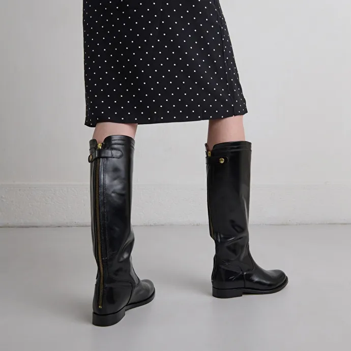 Boots with back zips in black leather