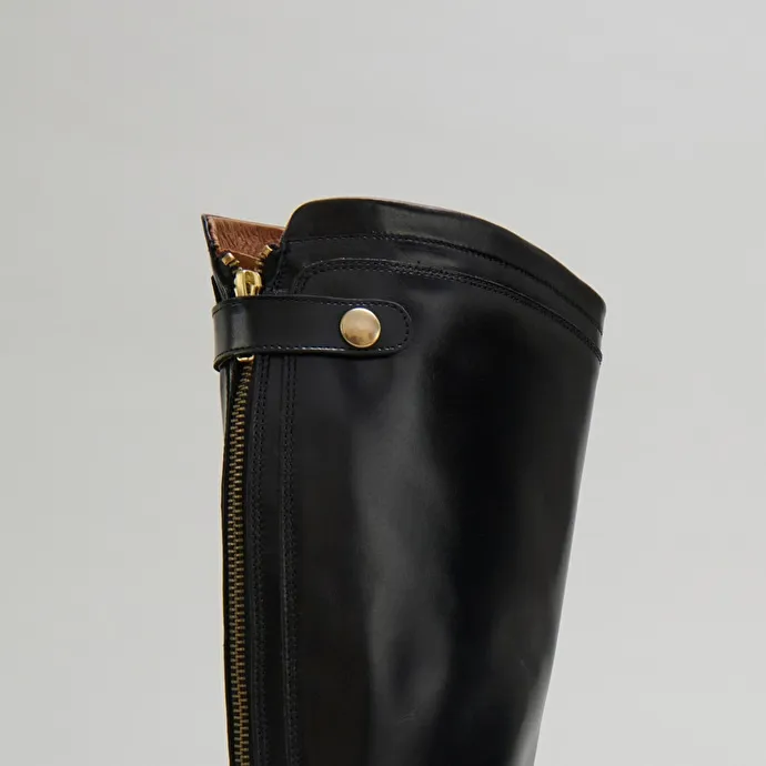 Boots with back zips in black leather