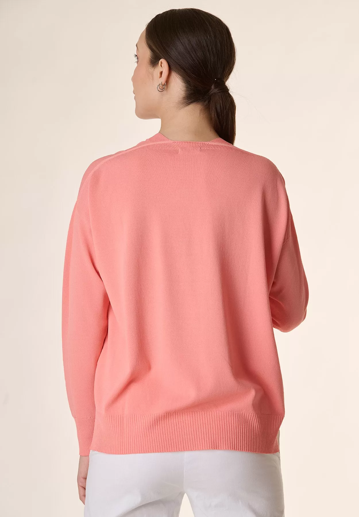 Cardigan rosa con bottoni