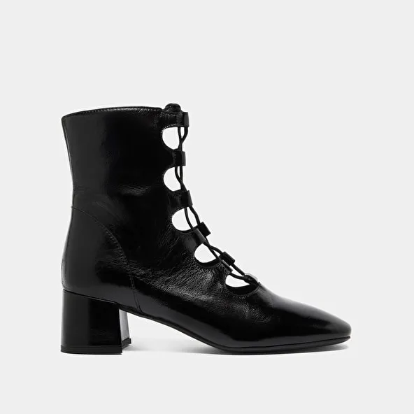 Gathered ankle boots in black shiny leather