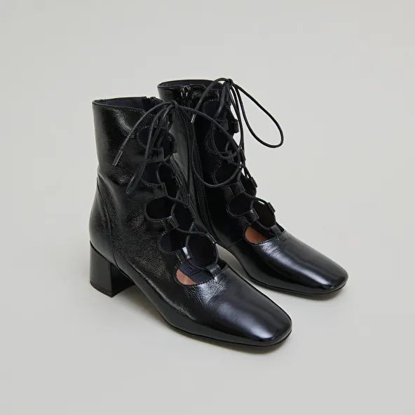 Gathered ankle boots in black shiny leather