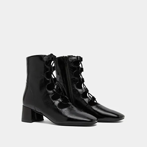 Gathered ankle boots in black shiny leather