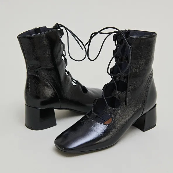 Gathered ankle boots in black shiny leather