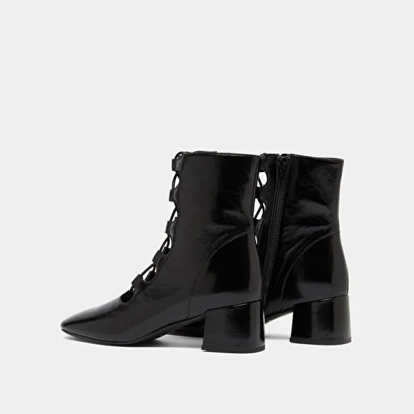 Gathered ankle boots in black shiny leather