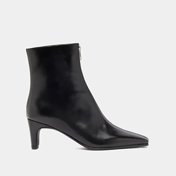 Heeled ankle boots with front zippers in black leather