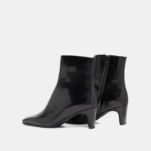 Heeled ankle boots with front zippers in black leather