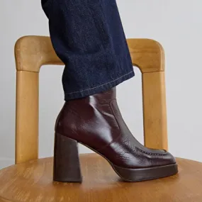 Heeled ankle boots with square toes in chocolate distressed leather