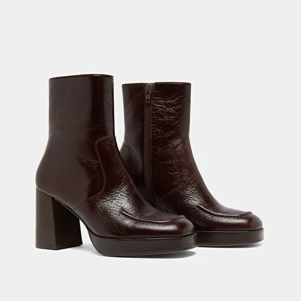 Heeled ankle boots with square toes in chocolate distressed leather