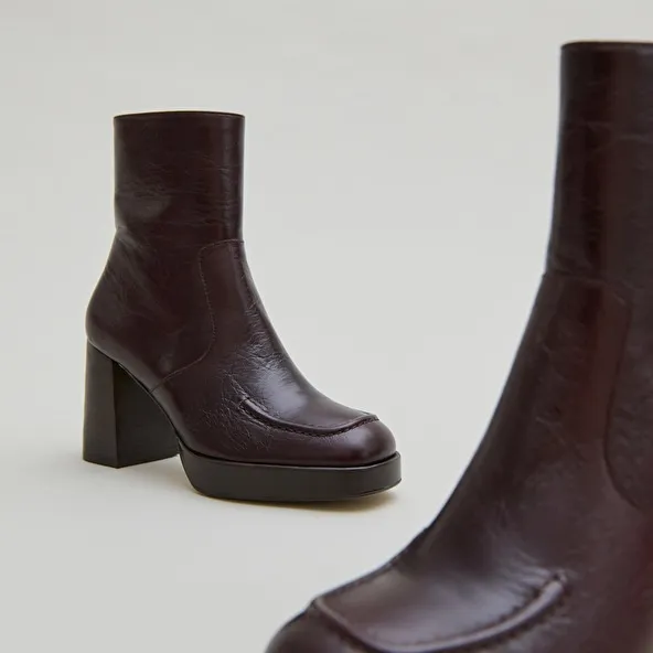 Heeled ankle boots with square toes in chocolate distressed leather