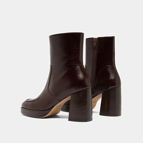 Heeled ankle boots with square toes in chocolate distressed leather