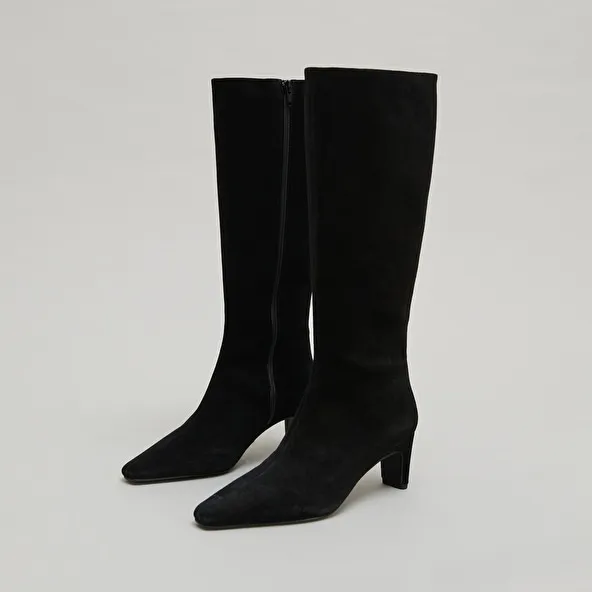 Heeled boots with pointed toes in black suede