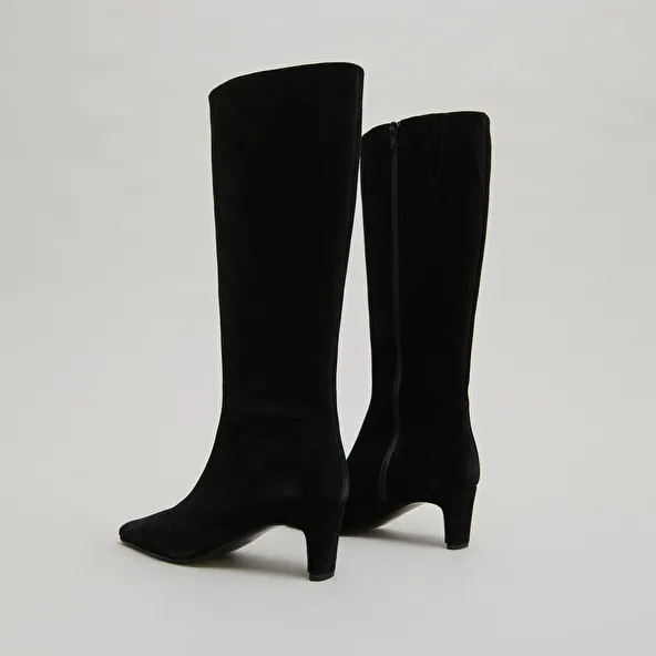 Heeled boots with pointed toes in black suede