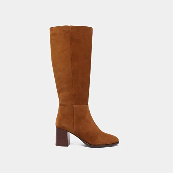 Heeled boots with rounded toes in cognac suede