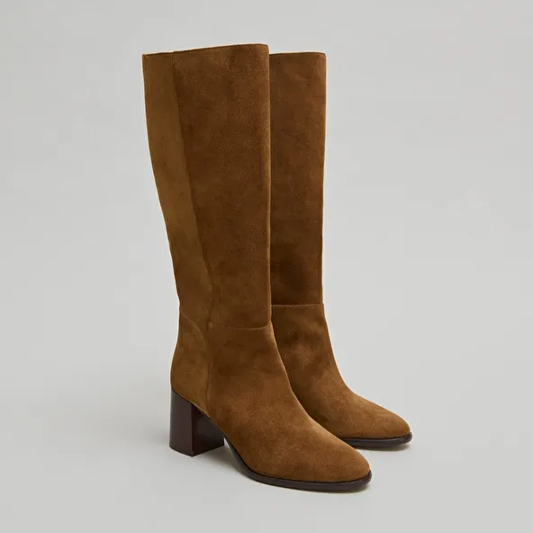 Heeled boots with rounded toes in cognac suede