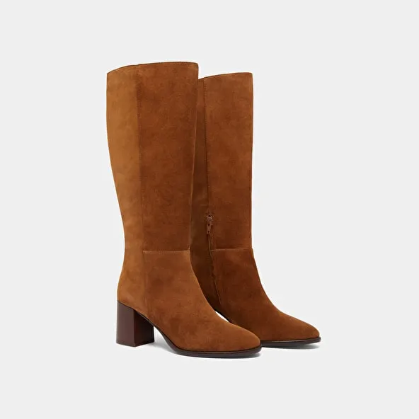 Heeled boots with rounded toes in cognac suede