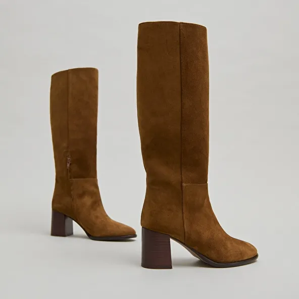 Heeled boots with rounded toes in cognac suede