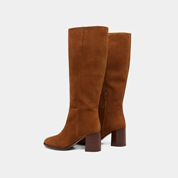 Heeled boots with rounded toes in cognac suede