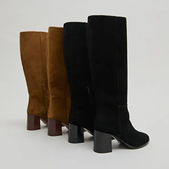 Heeled boots with rounded toes in cognac suede