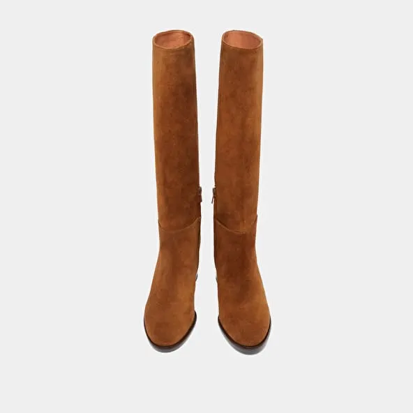 Heeled boots with rounded toes in cognac suede