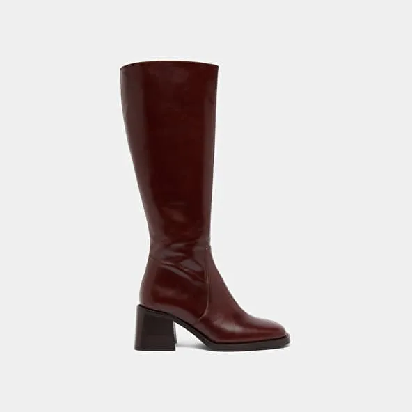 Heeled boots with squared toes in brown leather