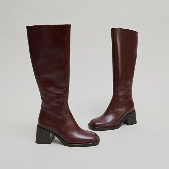 Heeled boots with squared toes in brown leather