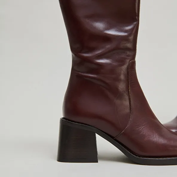 Heeled boots with squared toes in brown leather