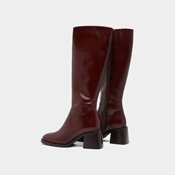 Heeled boots with squared toes in brown leather