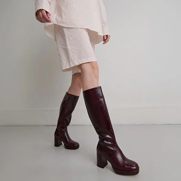 Platform boots in burgundy leather