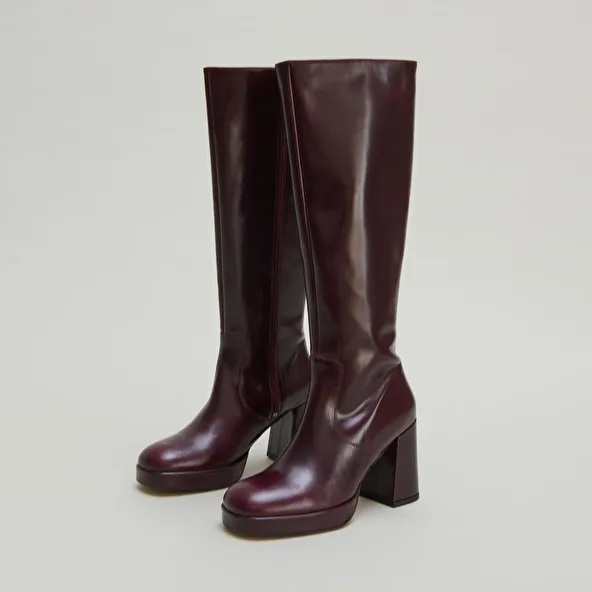 Platform boots in burgundy leather