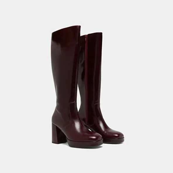 Platform boots in burgundy leather