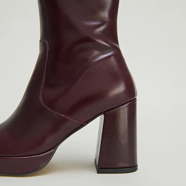 Platform boots in burgundy leather