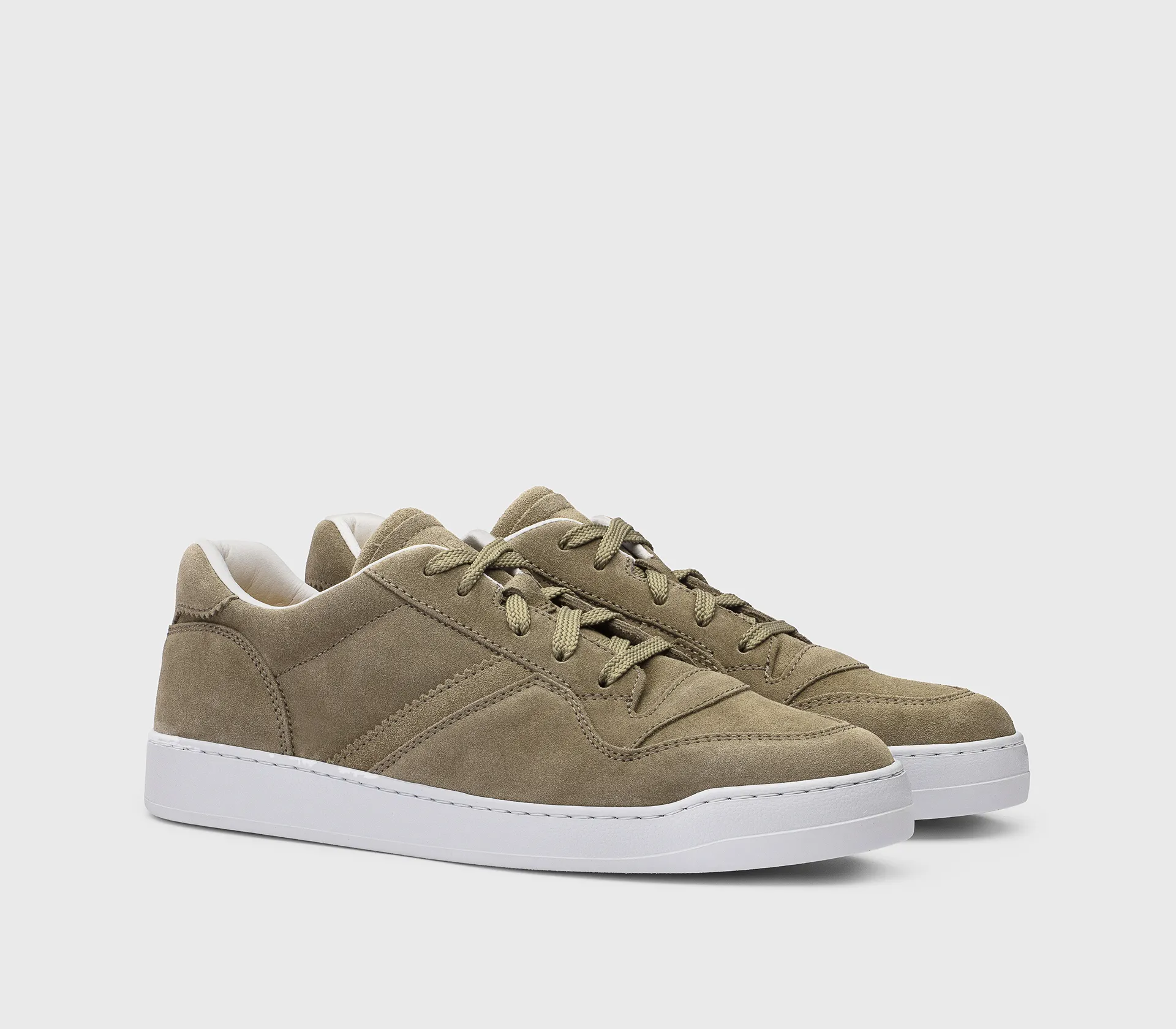 Sneaker in nut suede