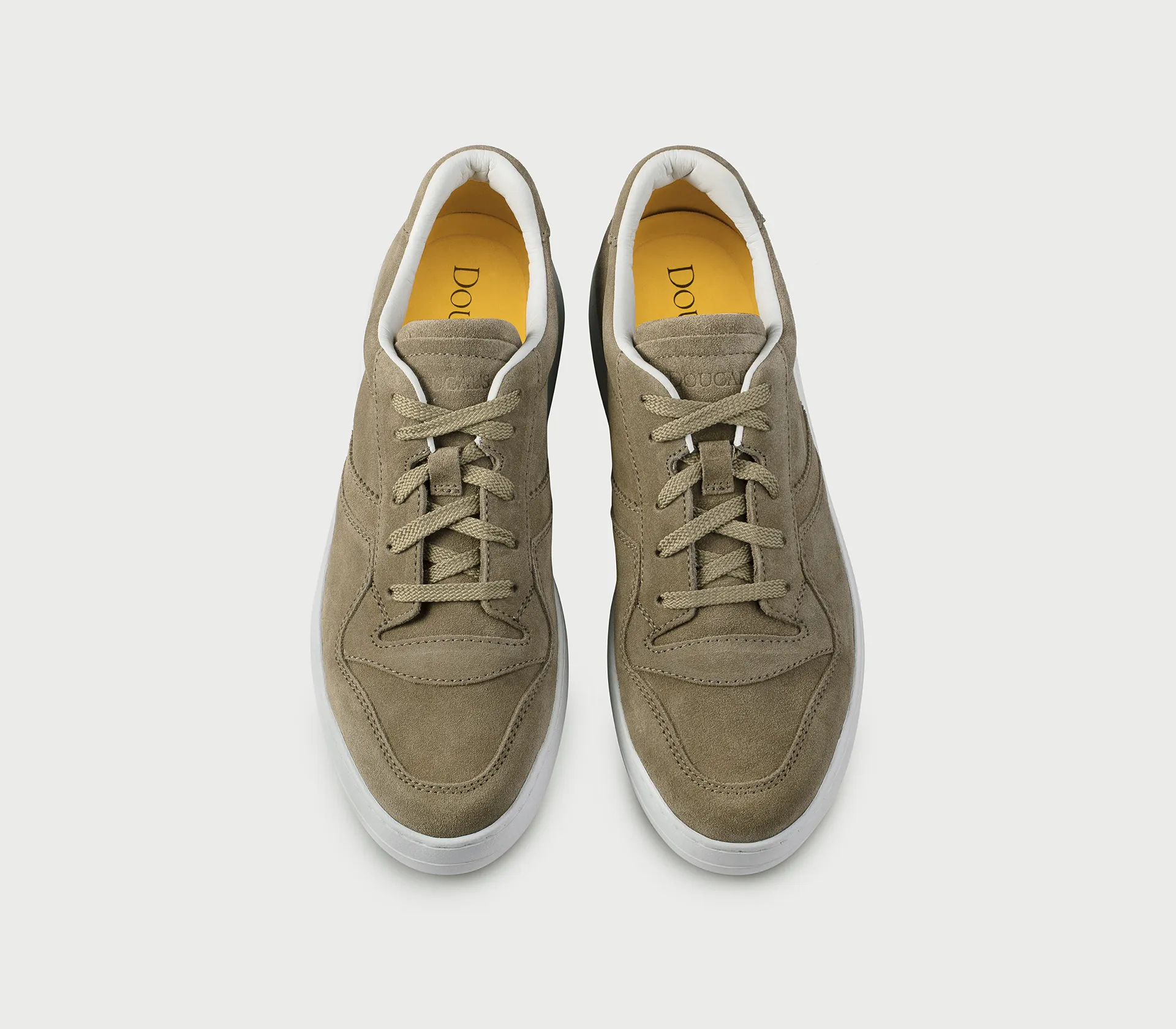 Sneaker in nut suede