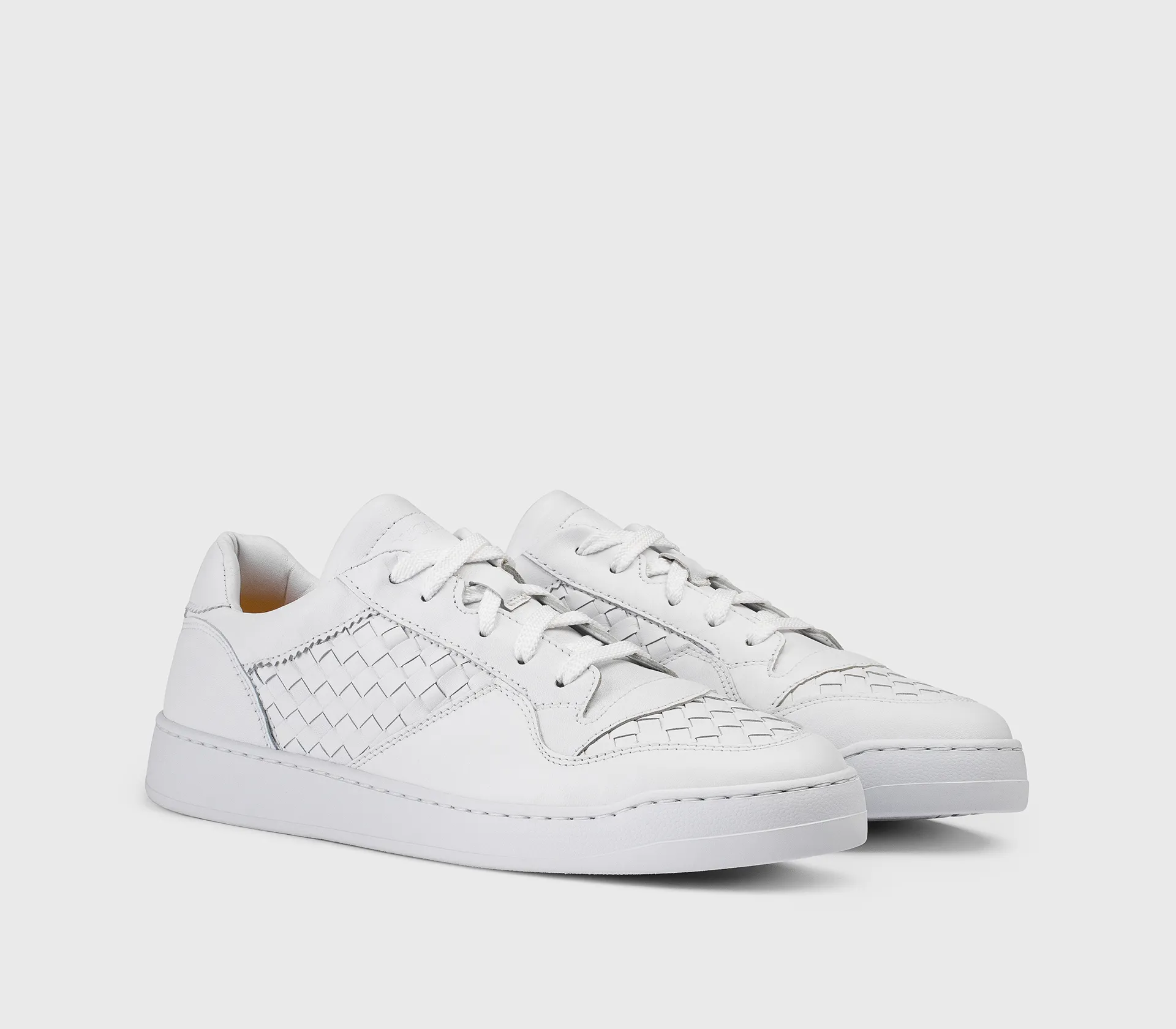 Sneaker in white woven leather