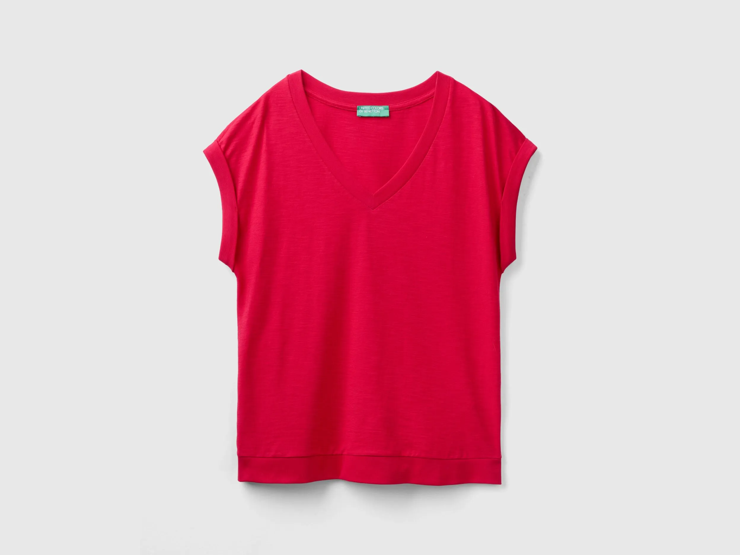 T-shirt with V-neck - Red | Benetton